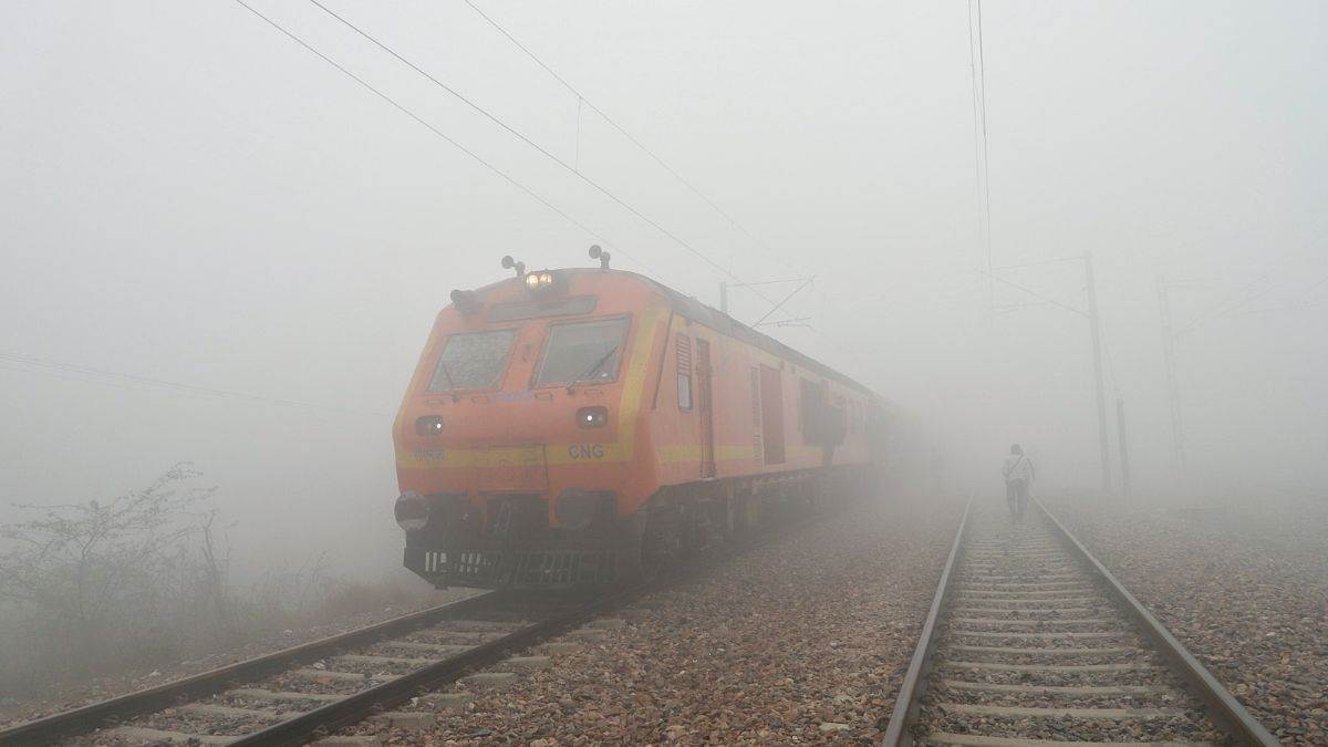 https://www.jagranimages.com/images/newimg/28022024/28_02_2024-train_late_due_to_fog_23663713_233513851.jpg