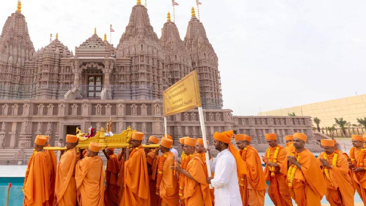 https://www.jagranimages.com/images/newimg/28022024/28_02_2024-uae_hindu_mandir_yatra_23663632.jpg