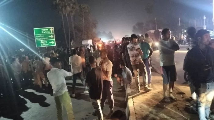 दुर्घटना में मौत के बाद सड़क पर उतरे लोग। (फोटो जागरण)