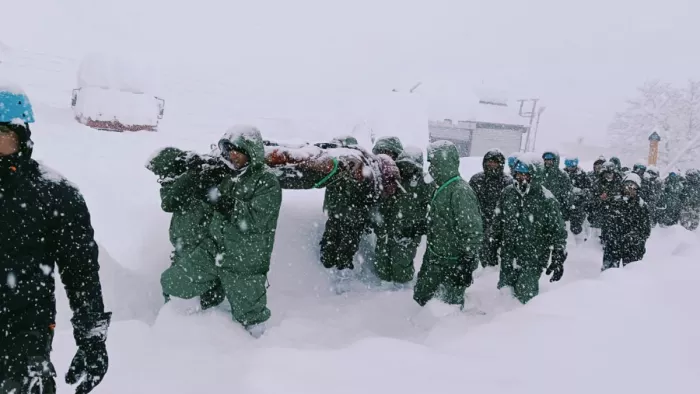 Mana Pass: माणा पास में ग्लेशियर टूटने से बीआरओ कैंप को नुकसान पहुंचा है। एएनआई