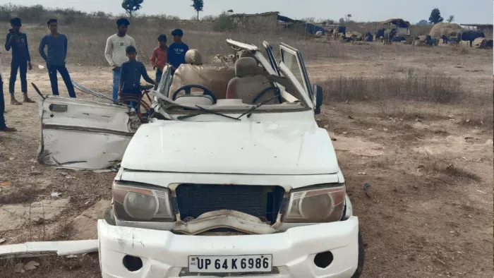ट्रक की टक्कर में क्षतिग्रस्त हुई बोलेरो।