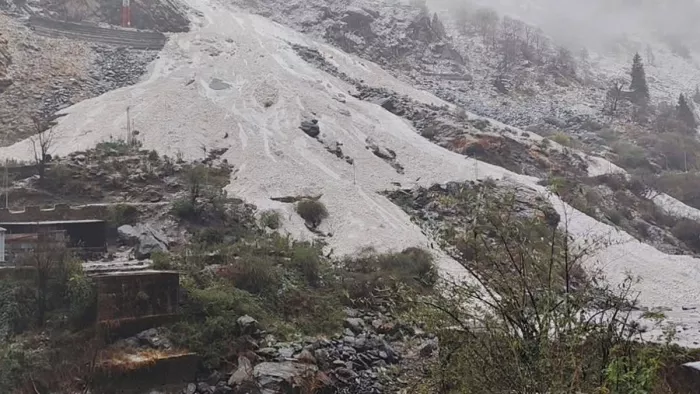 Uttarakhand Avalanche: गंगोत्री हाईवे पर डबरानी में हिमस्खलन, 48 गांवों में बिजली आपूर्ति ठप. Jagran