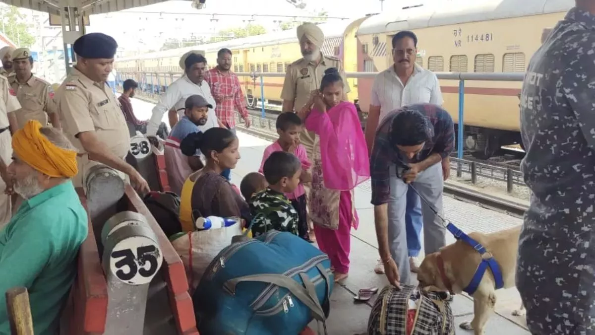 पठानकोट रेलवे स्टेशन पर चेकिंग कर रही थी पुलिस, तभी अचानक मिला लावारिस बैग; अंदर जो था उसे देखकर हर कोई हो गया दंग