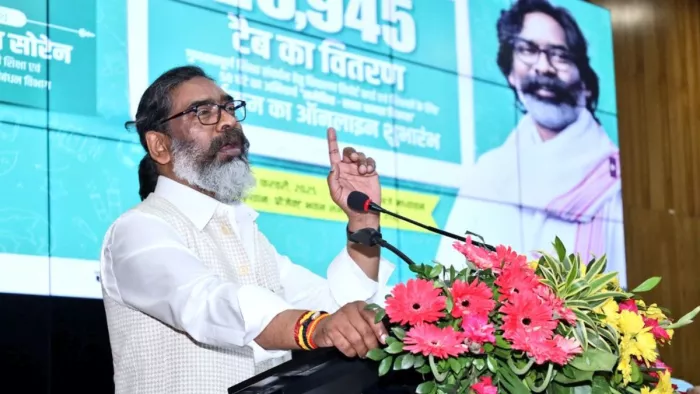 टैब वितरित करते झारखंड के सीएम हेमंत सोरेन। (फोटो एक्स हैंडल)