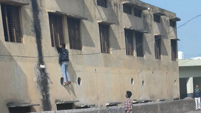 Haryana News: परीक्षार्थी ने खिड़की से बाहर दिखाया पेपर। जागरण फोटो