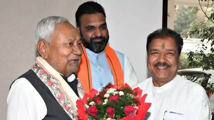 बिहार CM नीतीश कुमार के साथ डिप्टी CM सम्राट चौधरी और बिहार बीजेपी अध्यक्ष दिलीप जायसवाल। फाइल फोटो