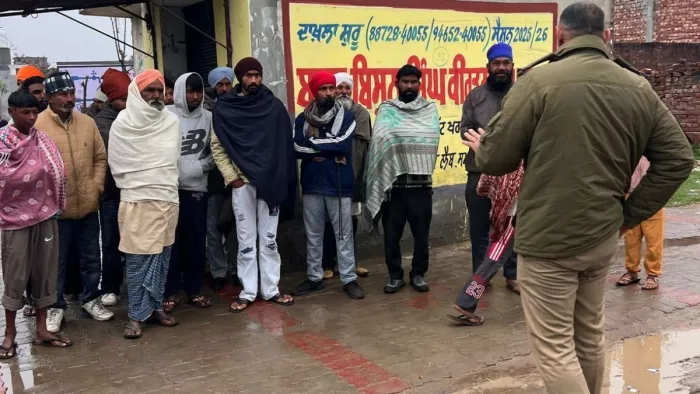 ग्रामीणों ने पुलिस पार्टी को बनाया निशाना। जागरण फोटो