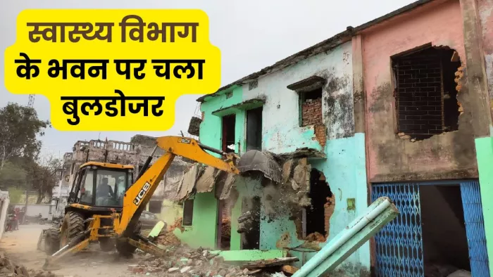 मोहल्ला चादर वाला बाग पर जर्जर भवन को ध्वस्त करता बुलडोजर। जागरण