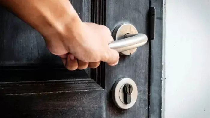 कमरे का दरवाजा खुलते ही परिवारवालों का फूटा गुस्सा - प्रतीकात्मक तस्वीर।