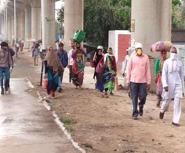 Laborers migrating from Delhi NCR on foot with family