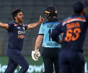 इयोन मार्गन का विकेट लेने के बाद शार्दुल ठाकुर- फोटो ट्विटर पेज