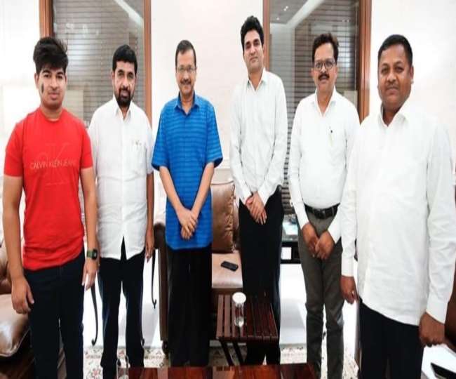 गुजरात चुनाव से पहले अरविंद केजरीवाल से मिले महेश वसावा। फोटो इंटरनेट मीडिया