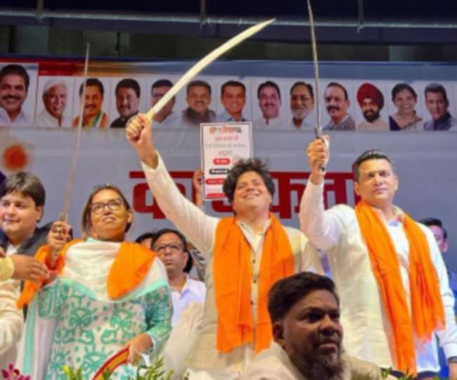 महाराष्ट्र के मंत्री असलम शेख व वर्षा गायकवाड़ ने लहराई तलवार, आर्म्स एक्ट के तहत मामला दर्ज। फोटो इंटरनेट मीडिया