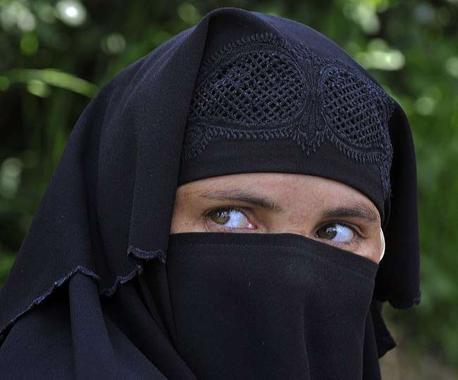 कर्नाटक में परीक्षा कराने पहुंची एक शिक्षिका को हिजाब उतारने से इन्कार करने पर निलंबित कर दिया गया। (File Photo)