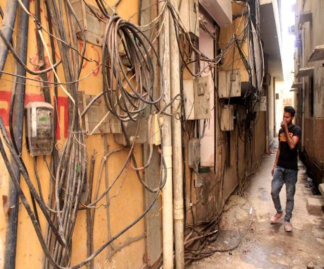 बांके बिहारी मंदिर तक जाने वाले मार्ग पर झूलते बिजली के तार।