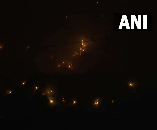 ग़ाज़ीपुर लैंडफिल साइट में लगी आग को बुझाते दमकलकर्मी। फोटो- पारस कुमार