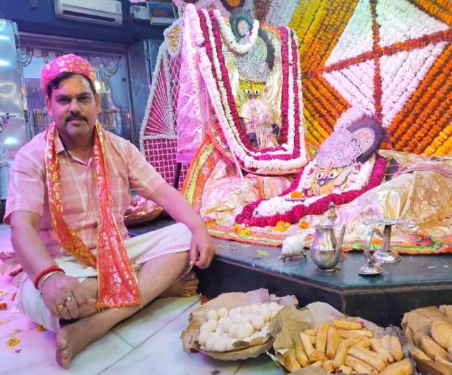 मुकुट मुखारविंद गिरिराजजी को भोग समर्पित करते सेवायत राज कुमार शर्मा।