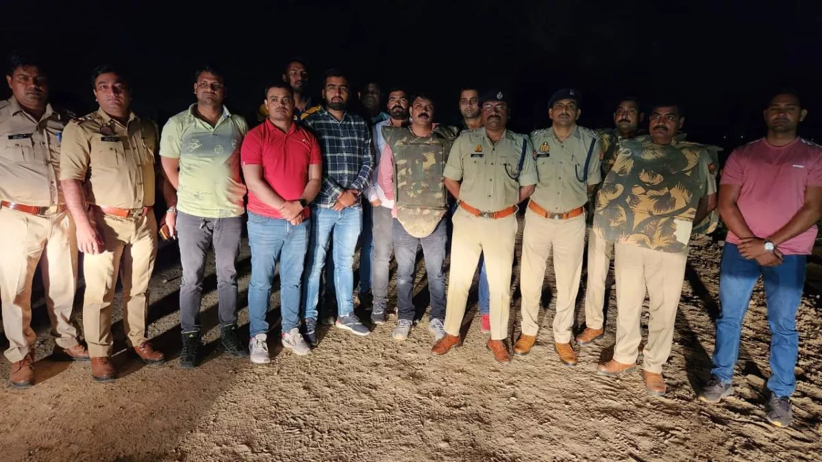 आगरा पुलिस की बदमाशों से मुठभेड़, जिओ मार्ट में लूट करने वाले तीन लुटेरे गिरफ्तार, गोली लगने से हुए घायल