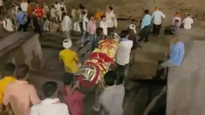पंचतत्व में विलीन हुआ भोजपुरी फिल्म अभिनेत्री आकांक्षा दुबे का शव