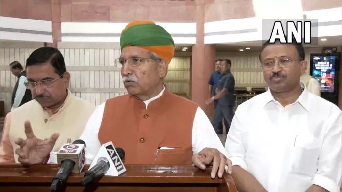 भाजपा संसदीय दल की बैठक में लिए गए फैसलों के बारे में जानकारी देते केंद्रीय मंत्री अर्जुन राम मेघवाल