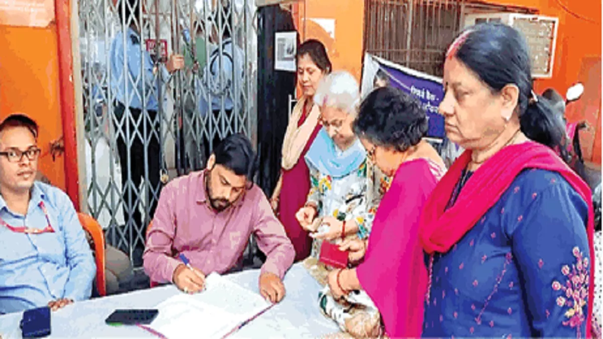 Kanpur: बैंक आफ बड़ौदा से 1.5 करोड़ के जेवर चोरी होने के Locker चेक करने उमड़ी खाताधारकों की भीड़