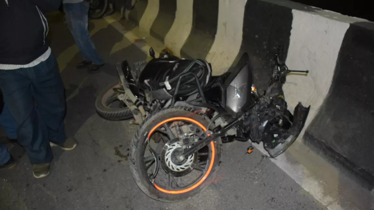 Delhi: तेज रफ्तार कार चालक ने अचानक मारी ब्रेक, पीछे से शीशा तोड़कर घुसा बाइक सवार; मौत