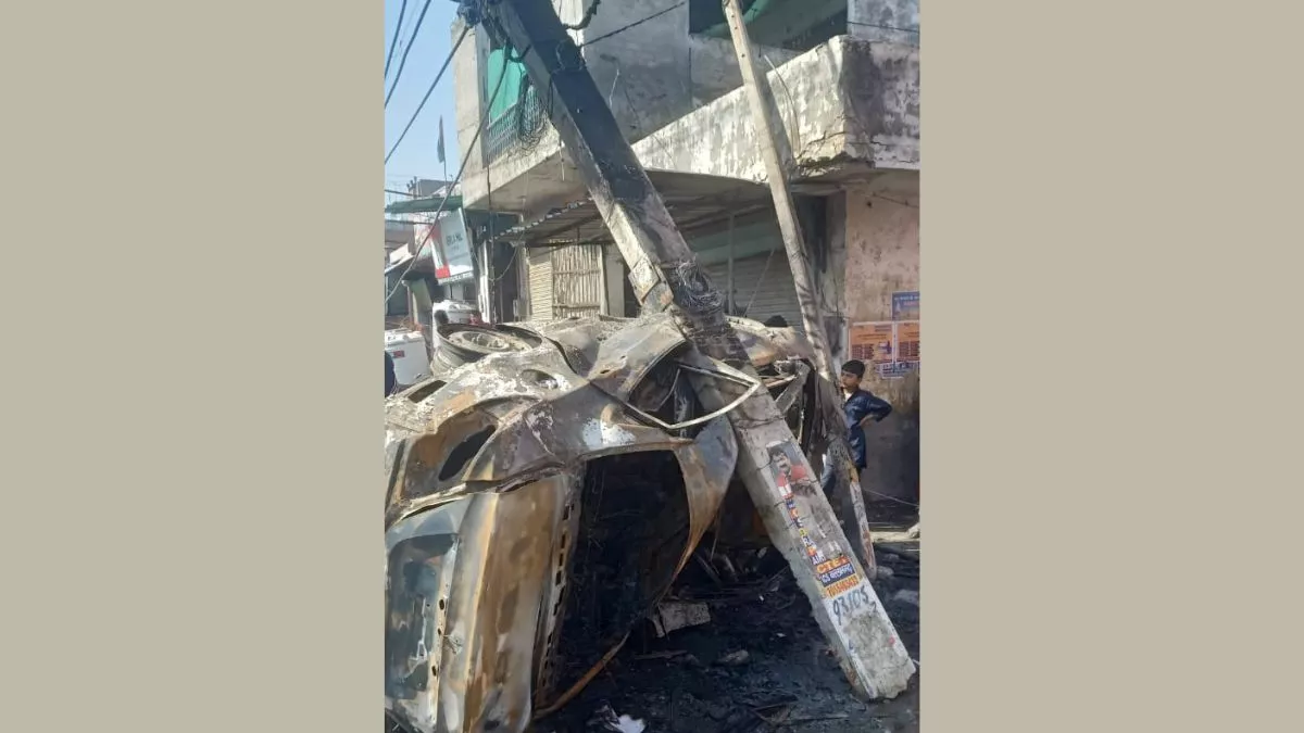 Faridabad News: बिजली के खंभे से टकराने के बाद कार में लगी आग, एक की मौत; 2 झुलसे