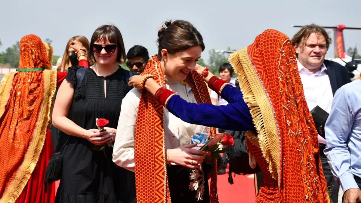 G20 Summit: रामनगर में मानव श्रंखला बनाकर अतिथियों का जोरदार स्‍वागत, पहाड़ी गीतों पर झूमने लगे विदेशी मेहमान