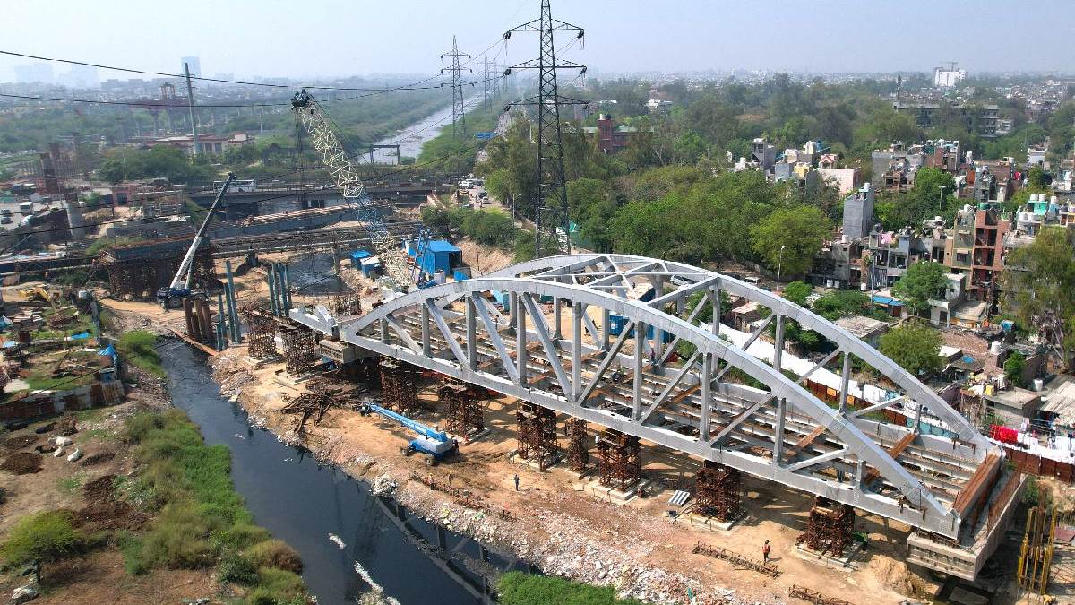 दिल्लीमेरठ रैपिड ट्रेन गाजीपुर नाले को पार करने के लिए बन रहा स्टील