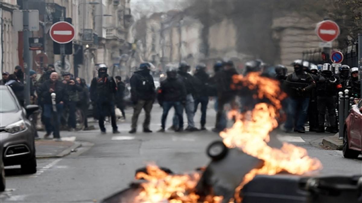 https://www.jagranimages.com/images/newimg/28032023/28_03_2023-paris_news_23369799.jpg