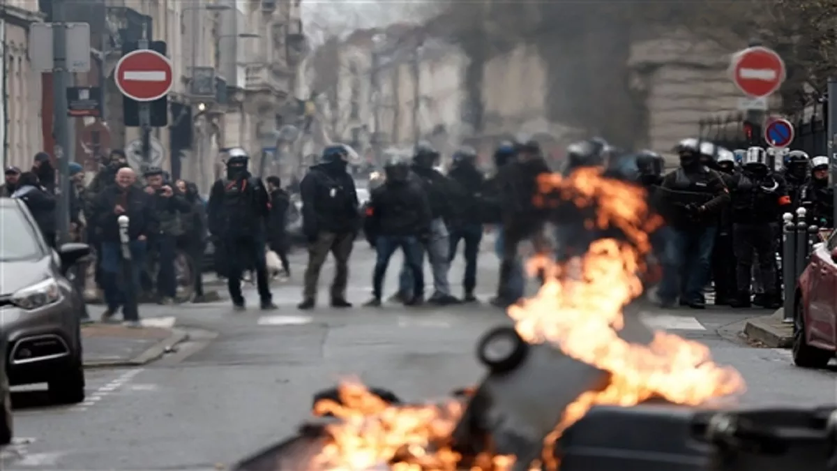 फ्रांस में पेंशन सुधार के विरोध में तेज हुआ प्रदर्शन, पुलिस हिंसा से निपटने के लिए तैयार