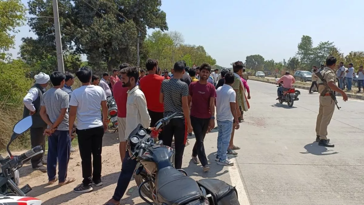 सुलतानपुर में दर्दनाक हादसा, पिकअप से टकराकर बाइक सवार सड़क पर गिरे, ट्रक ने रौंदा, दो की मौत, एक घायल