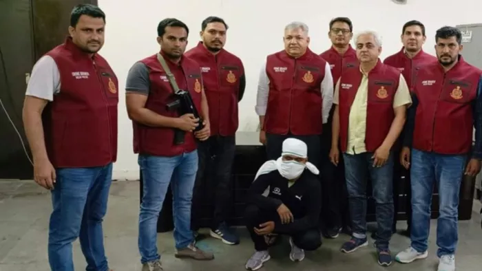 Delhi: सट्टा और शराब तस्करों से रंगदारी वसूलने वाला कुख्यात गिरफ्तार