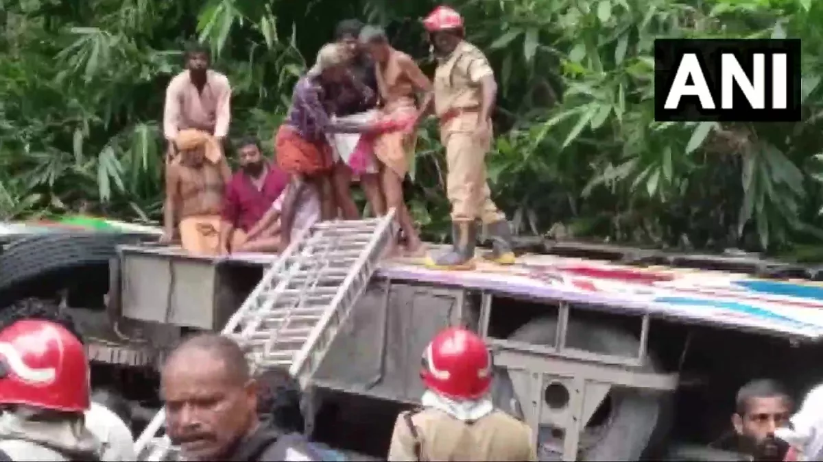 Tamil Nadu: अयप्पा मंदिर के दर्शन कर लौट रही सबरीमाला तीर्थयात्रियों की बस खाई में गिरी, 60 से अधिक लोग घायल