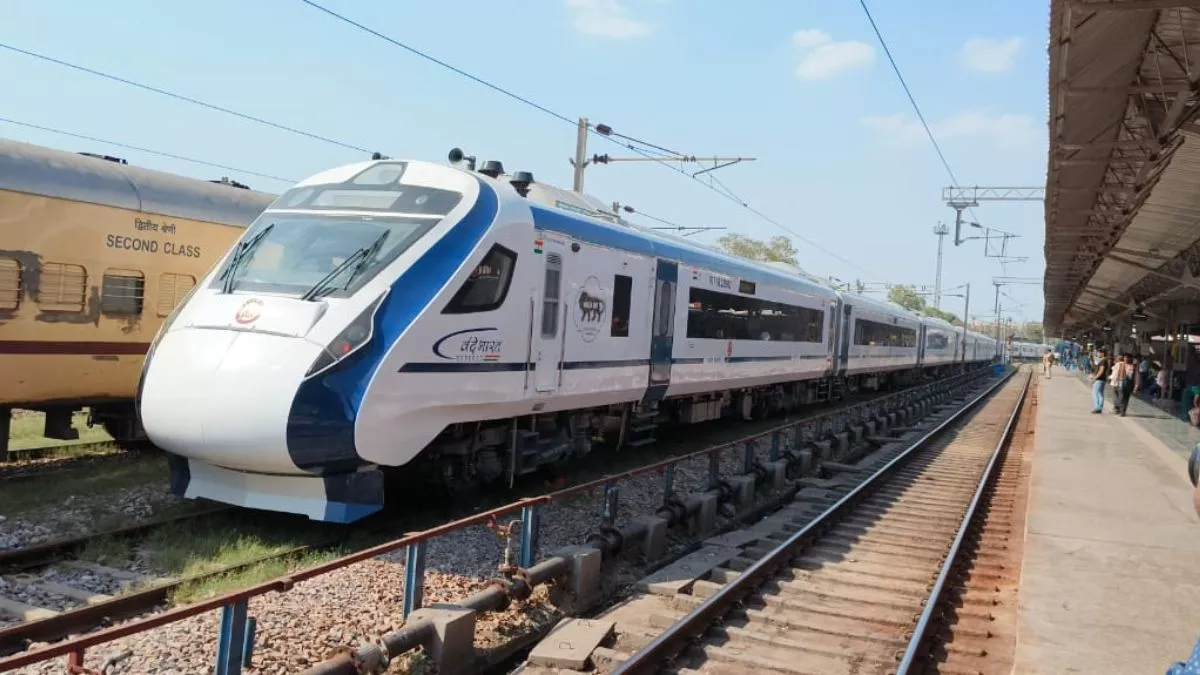 आगरा से दिल्ली के लिए चली वंदे भारत ट्रेन, कैंट स्टेशन से ट्रायल, 160 KM प्रति घंटा की रफ्तार से चलेगी