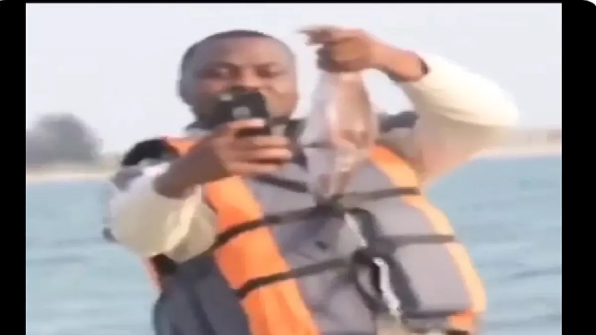 Viral Video: मछली के साथ शख्स ले रहा था सेल्फी, फिर जो हुआ वह देख हो जाएंगे शॉक्ड