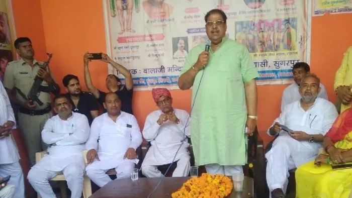 Haryana News: सुंगरपुर में ग्रामीणों को संबोधित करते डा. अजय सिंह चौटाला।