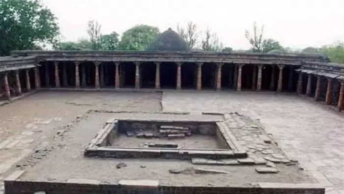 भोजशाला के भीतरी हिस्से की कार्बन डेटिंग से पहले सैंपल एकत्र कर रही टीम।