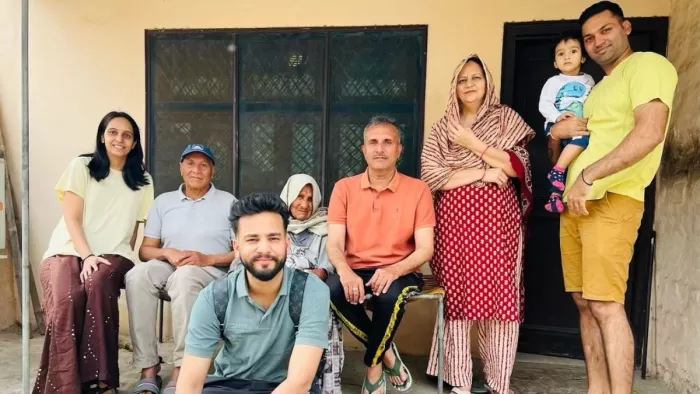 Elvish Yadav Family Photo (Photo Credit Instagram)