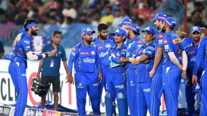 एसआरएच से मिली शिकस्त के बाद हार्दिक पांड्या की कप्तानी पर सवाल उठ रहे हैं।(फोटो सोर्स: आईपीएल)