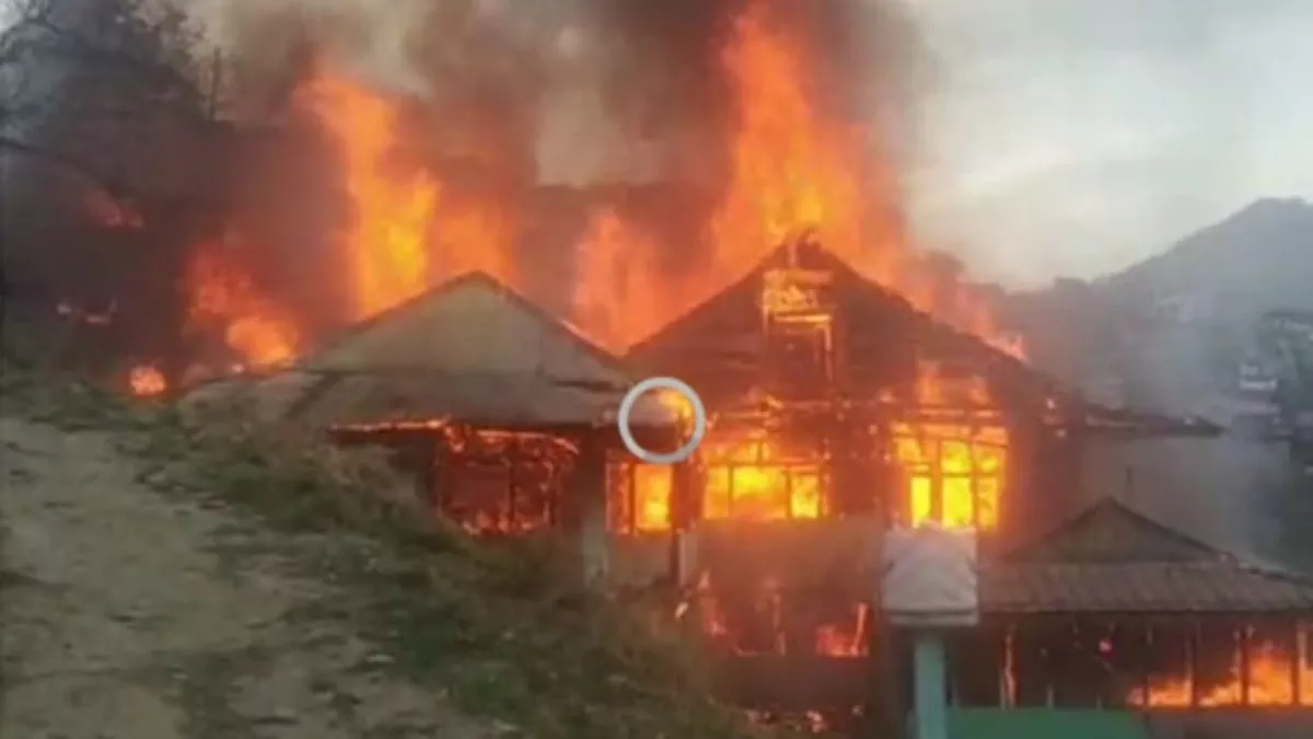Fire in Himachal- हिमाचल के रोहड़ू में लगी भीषण आग, चार मंजिला मकान जलकर राख; बेघर हुए सात परिवार