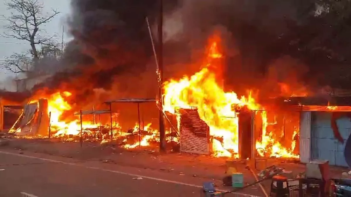 गिरिडीह के बगोदर में भयावह अग्निकांड: अगलगी की घटना में 10 दुकानें जलकर राख; विधायक ने दिया मुआवजे का आश्‍वासन