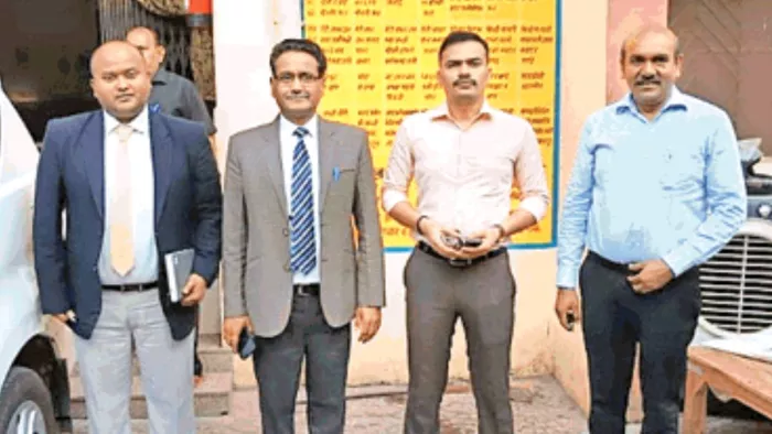 जनपद न्यायाधीश तेज प्रताप तिवारी, मुख्य न्यायिक मजिस्ट्रेट आदर्श श्रीवास्तव और पुलिस अधीक्षक नगर कृष्ण कुमार बिश्नोई ने छापेमारी की।