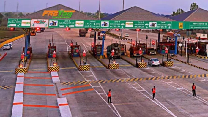 Toll Tax: टोल टैक्स 10 रुपये से लेकर 100 तक बढ़ाया जा रहा है। Jagran File