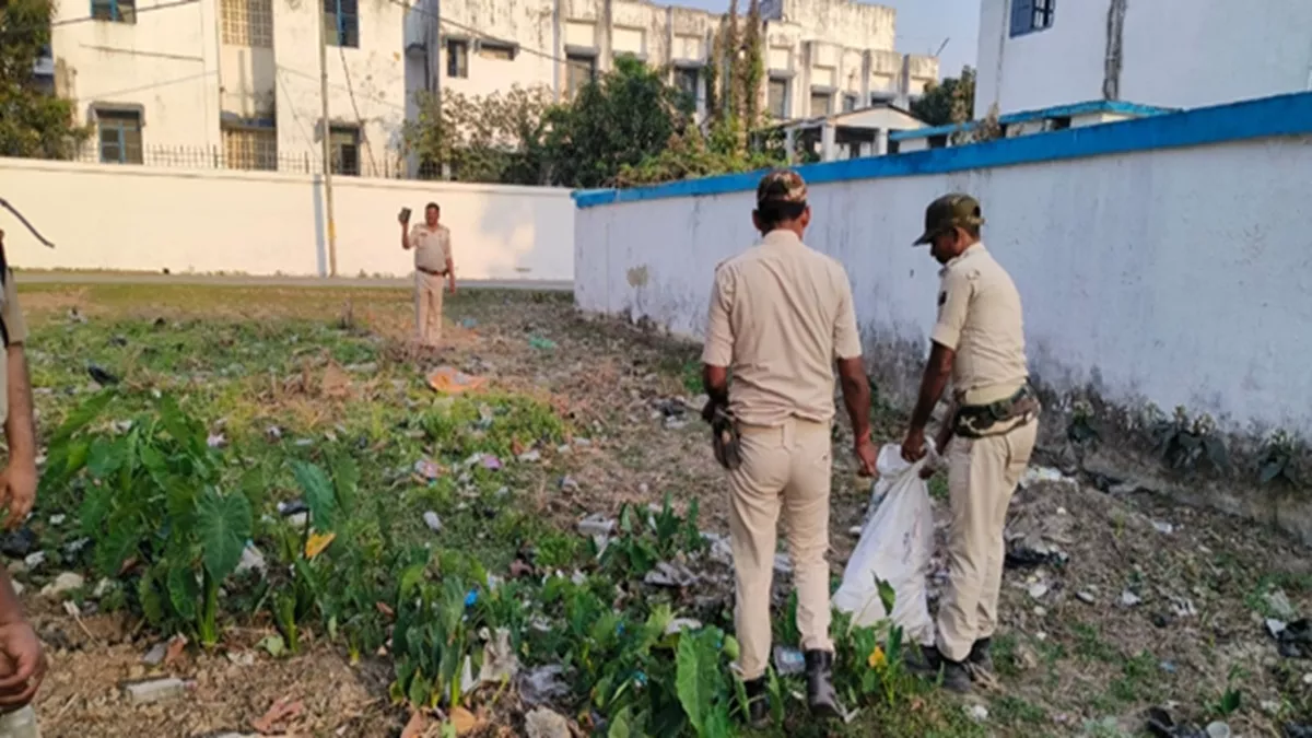 Bhagalpur News: नवगछिया में  SP दफ्तर के पास से मिली 200 शराब की खाली बोतलें, अधिकारी भी रह गए हैरान