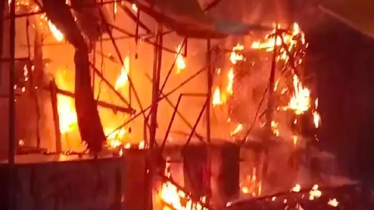 Gopalganj News: हथुआ की पुरानी डालडा फैक्ट्री परिसर में लगी भीषण आग, सड़क हो गई जाम