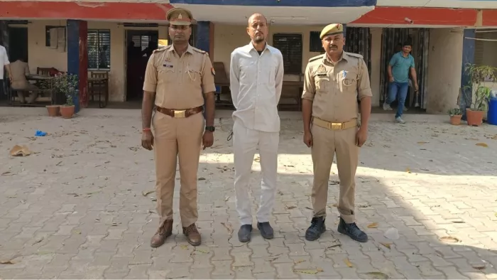 गुलरिहा थाना पुलिस की गिरफ्त में गाजियाबाद का रहने वाला गैंग्सटर। जागरण
