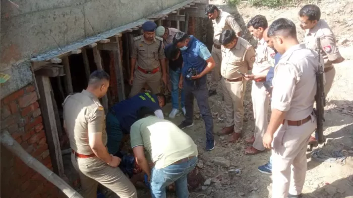 हापुड़ में एक गांव के बाहर युवक का शव मिला है। जागरण फाइल