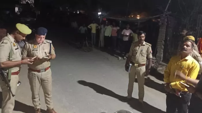 घटना स्थल पर जांच करते (बाएं से दूसरे) सीओ कुंदन सिंह। जागरण