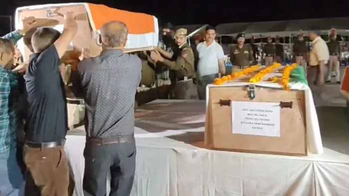 कठुआ मुठभेड़ में बलिदान तीनों जवानों के पार्थिव शरीरों को श्रद्धांजलि देते पुलिस अधिकारी।